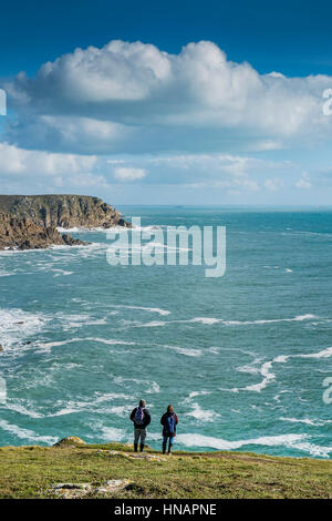 Deux marcheurs se tenir sur la côte de Gwennap Head à Cornwall. Banque D'Images