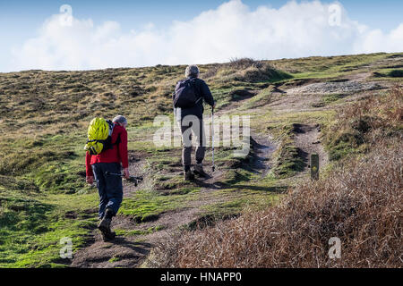 Deux marcheurs sur le chemin côtier du sud-ouest sur Gwennap Head à Cornwall, en Angleterre. Banque D'Images