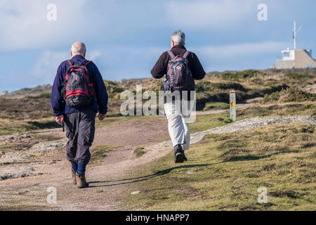 Deux marcheurs sur le chemin côtier du sud-ouest sur Gwennap Head à Cornwall, en Angleterre. Banque D'Images