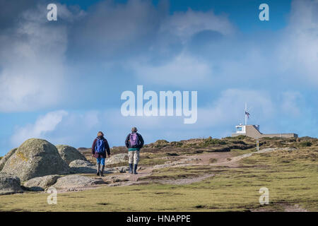 Deux marcheurs sur le chemin côtier du sud-ouest sur Gwennap Head à Cornwall, Angleterre, Royaume-Uni. Banque D'Images