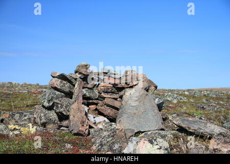 Cairn ou viande structure cache près de Baker Lake, Nunavut Banque D'Images