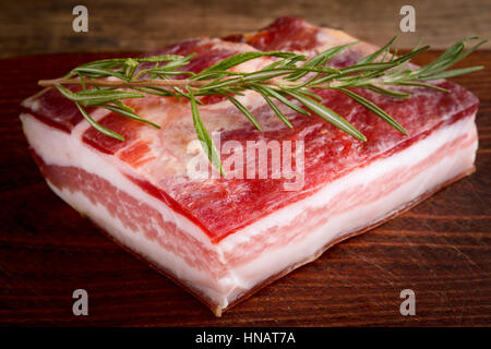 Bacon pancetta italienne sur planche en bois - la cuisine italienne Banque D'Images