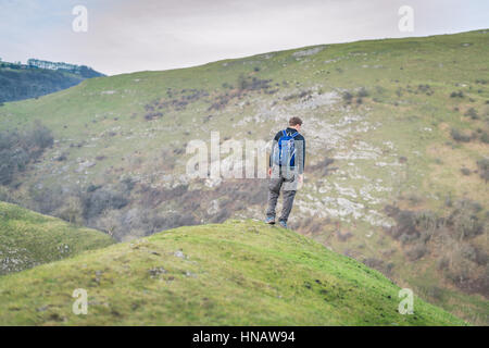 Male hiker prend dans la vue au sommet du nuage Thorpe, Peak District, Derbyshire. Banque D'Images