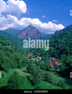 Village de montagne dans le parc national Picos de Europa, Cantabria, ESPAGNE Banque D'Images