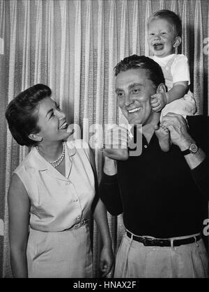 DIANA DILL & KIRK DOUGLAS ACTEUR MICHAEL DOUGLAS (1949) Banque D'Images