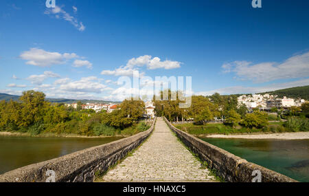 Le célèbre pont de pierre de la ville d'Arta, en Epire, région de la Grèce. C'est l'un des plus légendaires de ponts de pierre à la Grèce et les pays des Balkans. Banque D'Images