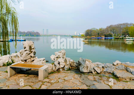 Banc et au bord du lac des roches dans la région du Lac Xuanwu Nanjing Banque D'Images