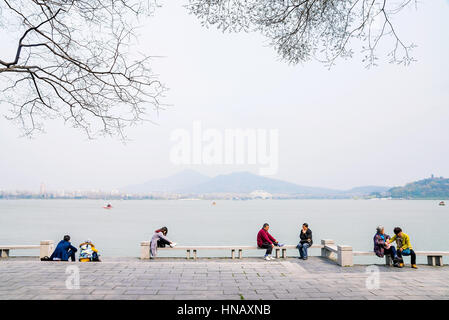 NANJING, CHINE - MARS 17 : Le peuple chinois assis et parler par Lac Xuanwu zone touristique dans l'après-midi le 17 mars 2016 à Nanjing. Banque D'Images