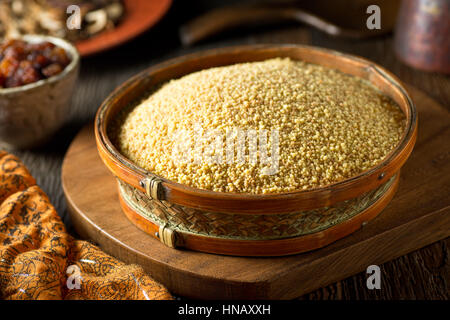 Un bol de couscous biologiques crus. Banque D'Images