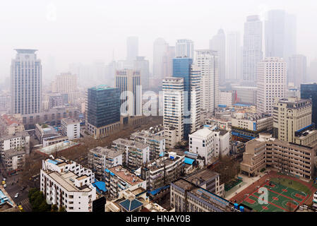 NANJING, CHINE - le 18 mars : quartier financier à Nanjing Xinjiekou en un jour brumeux. C'est le centre-ville de Nanjing où de nombreuses banques et bureaux c Banque D'Images