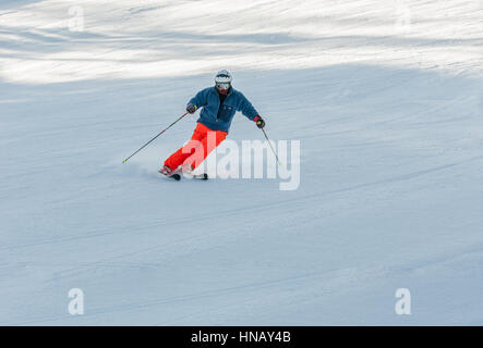 Skieur amateur au cours d'une descente en virage Banque D'Images