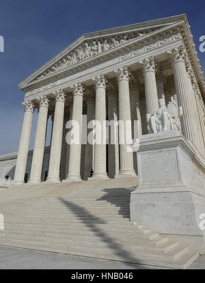 Édifice de la Cour suprême des États-Unis d'angle faible. Autorité de justice statue ; drapeau ombre sur mesures. Banque D'Images