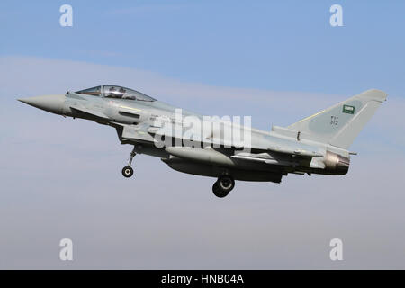 Arabie Royal Air Force Eurofighter EF-2000 atterrissage à RAF Coningsby au cours de l'exercice commun de RAF/RSAF Drapeau vert en septembre 2013. Banque D'Images