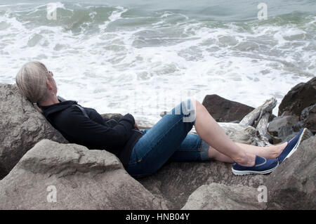 Une femme se détend sur la jetée de Port de l'Ouest, Washington, États-Unis. Banque D'Images