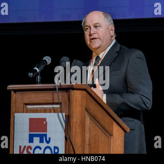 Trésorier de l'Etat du Kansas, Ron Estes aborde les délégués de comté à l'occasion de l'investiture du GOP local élection pour pourvoir le siège laissé vacant par le congrès de Mike Pompeo. Banque D'Images