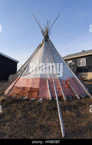 Unknown dans l'arrière-cour d'une maison, dans le Nord du Québec. Les Premières Nations au Canada conservent souvent leurs belles traditions vivantes en ayant un tipi sur leur propriété. En cela, ils ont des réunions de famille, fêtes et faire cuire la nourriture traditionnelle. Banque D'Images