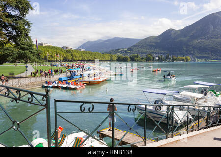 ANNECY, FRANCE - 25 août 2015 : le lac d'Annecy, le troisième plus grand lac de France. Banque D'Images