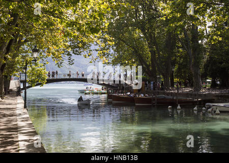 ANNECY, FRANCE - 25 août 2015 : Le Pont de l'Amour, situé au bord du lac d'Annecy, à l'embouchure de la Vasse canal. Banque D'Images