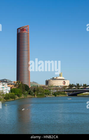 Séville, ESPAGNE - 1 mai 2016 : La Tour Cajasol Séville ou par l'architecte César Pelli et Torre Triana par Francisco Javier Sáenz de Oiza au Puerto Tri Banque D'Images