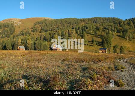 Trois maison en bois dans les montagnes près du lac sur fond de ciel bleu Banque D'Images