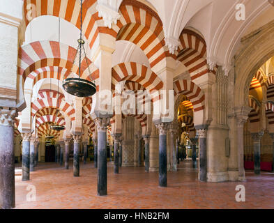 Cordoue, Espagne - 2 mai 2016 : vue de l'intérieur avec des colonnes dans le célèbre Mosque-Cathedral de Cordoba Banque D'Images