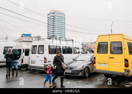 Tbilissi, Géorgie - 24 octobre 2016 : Femme et enfant marche près de taxis urbains Minibus est sur la Gare Didube à Tbilissi (Géorgie). Banque D'Images