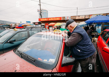 Tbilissi, Géorgie - 24 octobre 2016 : Chauffeur en attente pour les passagers près de leurs taxis urbains Minibus est sur la Gare Didube à Tbilissi (Géorgie). Banque D'Images