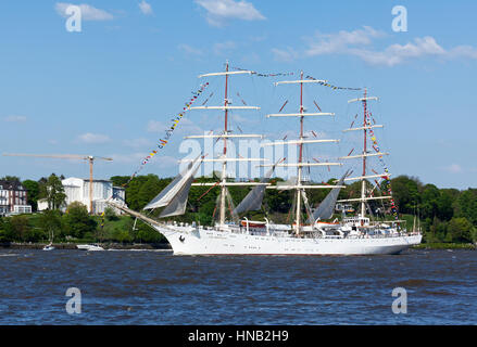 Hambourg, Allemagne - le 8 mai 2016 : grand voilier polonais Dar Mlodziezy, sur l'Elbe au cours de la parade de départ du 827e anniversaire du port de Hambourg Banque D'Images