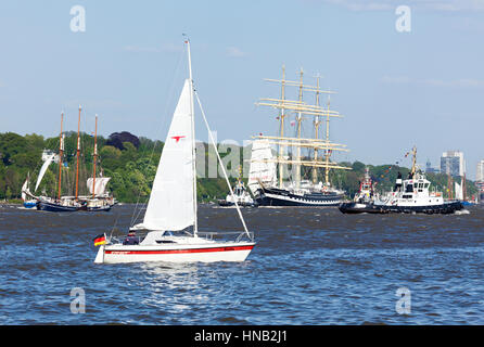 Hambourg, Allemagne - le 8 mai 2016 : Les participants au défilé de départ 827e anniversaire du port de Hambourg, parmi eux le grand voilier russe Kruzenshtern Banque D'Images