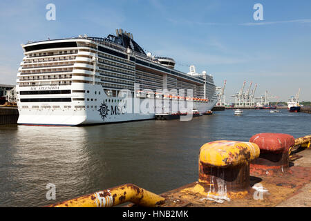 Hambourg, Allemagne - le 19 mai 2016 : navire de croisière MSC Splendida à Steinwerder terminal dans le port de Hambourg, où il est approvisionné par un navire d'approvisionnement. Banque D'Images