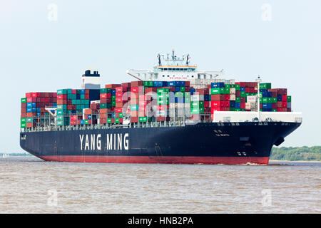 Stade, Allemagne - le 22 mai 2016 : Ultra Large Container Ship YM intéressant sur l'Elbe près de Hambourg. YM peut contenir une valeur de 14 080 EVP, soit 368 mètres de long un Banque D'Images
