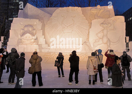 Visiteurs,Sapporo Snow Festival,snow sculpture,Parc Odori, Sapporo, Hokkaido, Japan Banque D'Images