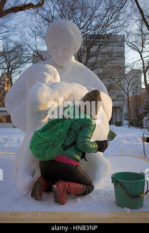 La préparation de la Sapporo Snow Festival,sculptures de neige,Parc Odori, Sapporo, Hokkaido, Japan Banque D'Images