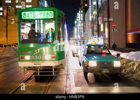 Tram et taxi à Minami Ichijo Avenue,Sapporo, Hokkaido, Japan Banque D'Images