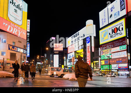 Tusukisamu dori Kokusai Dori à Sapporo, les enseignes lumineuses sur les bâtiments du quartier des divertissements de Susukino, Sapporo, Hokkaido, Japan Banque D'Images