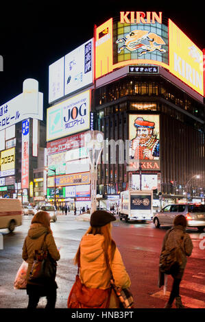 Tusukisamu dori Kokusai Dori à Sapporo, les enseignes lumineuses sur les bâtiments du quartier des divertissements de Susukino, Sapporo, Hokkaido, Japan Banque D'Images