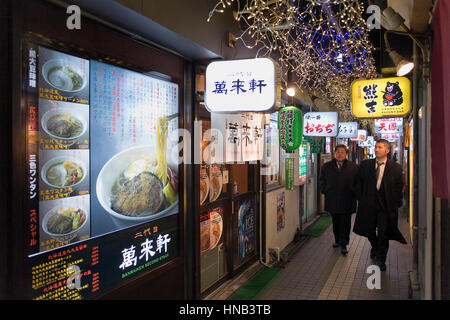 Les hommes, en Ramen Alley, quartier des divertissements de Susukino, Sapporo, Hokkaido, Japan Banque D'Images