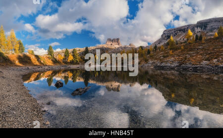 L'Italie. Dolomites. Automne sur le lac Limides et vues du mont Averau Banque D'Images