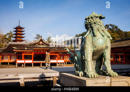 Sanctuaire shinto d'Itsukushima, complexe dans l'île d'Itsukushima. Aussi appelé l'île de Miyajima, près de Hiroshima, Japon. Banque D'Images