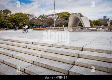 Cénotaphe pour les victimes de la bombe atomique, le parc de la paix, Hiroshima, Japon Banque D'Images