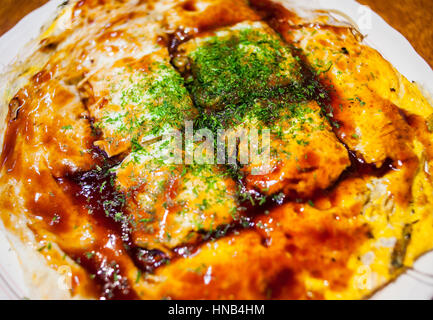 Okonomiyaki servi dans un restaurant d'okonomi-mura, Hiroshima, Japon Banque D'Images