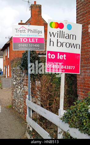 Quartier résidentiel de laisser des signes dans le village de Horning, Norfolk, Angleterre, Royaume-Uni. Banque D'Images