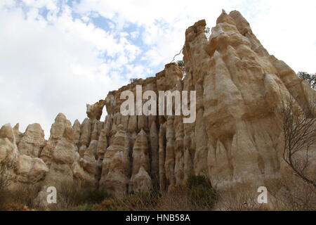 Orgues d'Ille sur Tet, Pyrénées-Orientales, France. De hauts piliers de roche érodée en tuyau d'orgue de formes. Également connu sous le nom de cheminées de fées ou 'hoodoos'. Banque D'Images