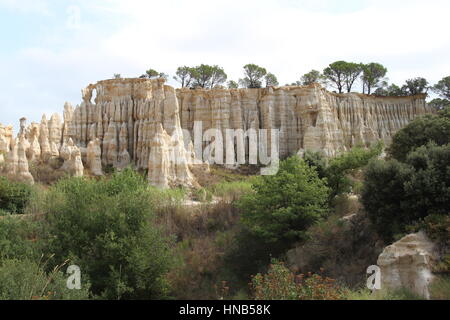 Orgues d'Ille sur Tet, Pyrénées-Orientales, France. De hauts piliers de roche érodée en tuyau d'orgue de formes. Également connu sous le nom de cheminées de fées ou 'hoodoos'. Banque D'Images