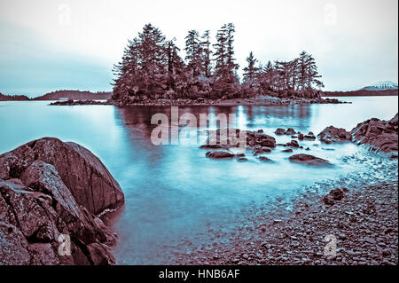 Magic Island vus de flétan noir Point Site près de Sitka, Alaska, USA. Photographie par Jeffrey Wickett, NorthLight la photographie. Banque D'Images