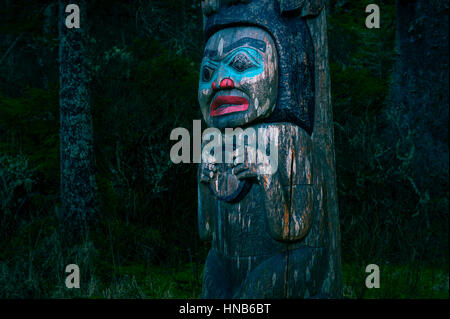 Michio Hoshino mât totémique au point le flétan de l'Alaska State Recreation Area près de Sitka, Akaska, USA. Photographie par Jeffrey Wickett. Banque D'Images