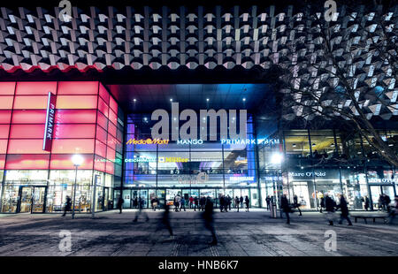 Vue de nuit Centrum Shopping Centre à Dresde Allemagne Banque D'Images