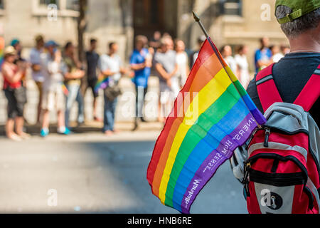 Montréal, CA, 16 août 2015. Spectateur porte drapeau gay Rainbow Pride Montreal Banque D'Images
