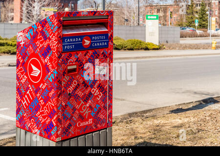 Ottawa, Canada - 15 Avril 2016 : la boîte aux lettres de Postes Canada rouge dans la rue. Banque D'Images