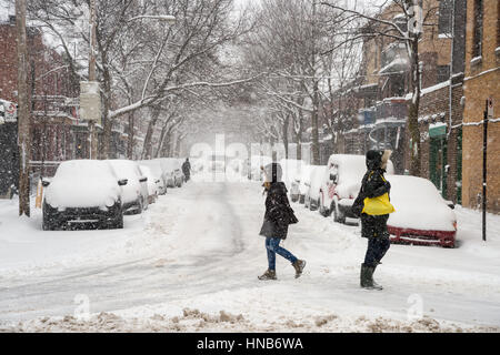 Montréal, CA - 29 décembre 2016 : Tempête de neige à Montréal. Les piétons sur l'avenue Mont-Royal. Banque D'Images